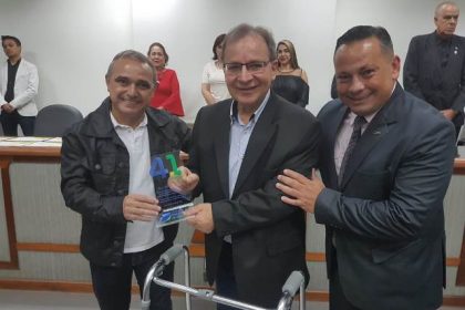 Edson Araújo entre diretor e pres do CDL