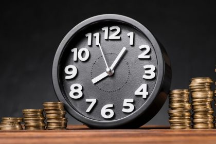 banco-horas-extra-relogio-dinheiro