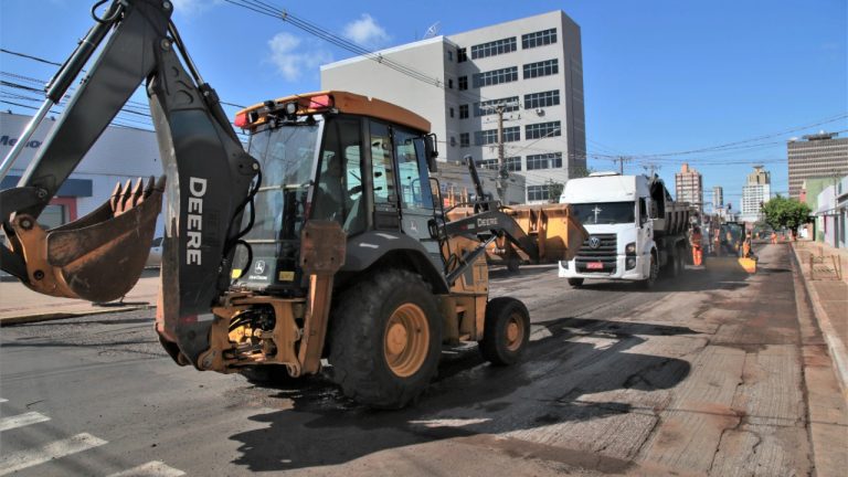 Trecho da rua 13 de maio começa a ser preparado para receber recapeamento