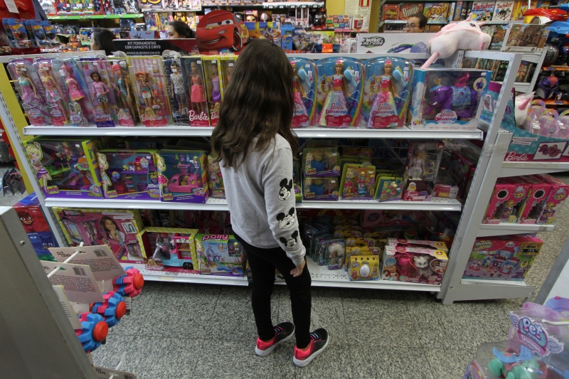 Filhos influenciam cinco em cada dez pais na escolha dos presentes de Natal