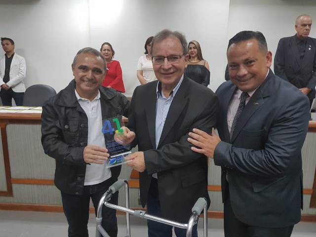 Edison Araújo é homenageado pela CDL