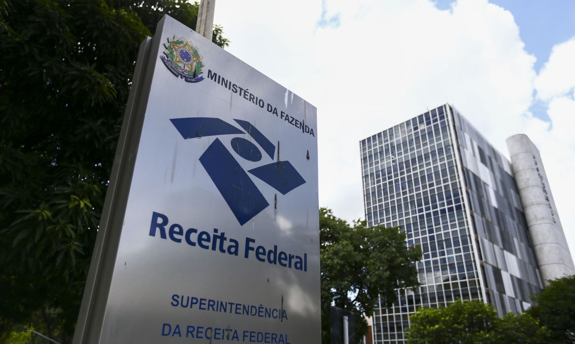 Receita alerta para golpes com taxa falsa sobre Pix