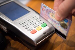 BC quer incentivar uso de cartão de débito com menos custos para lojistas