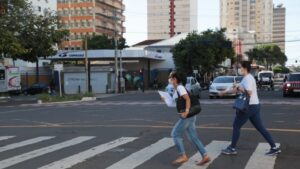 Decreto adia obrigatoriedade e recomenda o uso de máscaras fora de casa em Campo Grande