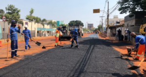 Obras de drenagem interditam dois cruzamentos na área central; as lojas continuam com acesso