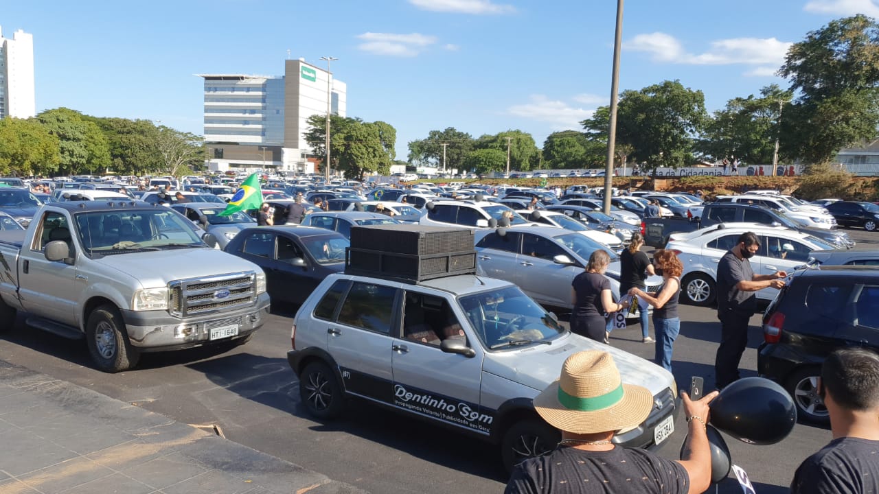 Comerciantes fazem manifestação pedindo por mais flexibilização