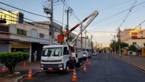 Após ligar rede elétrica subterrânea;  postes da 14 saem nos próximos dias