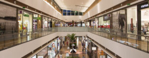Fluxo de visitantes em shopping centers do Brasil cresce 2,15% em julho, diz Abrasce