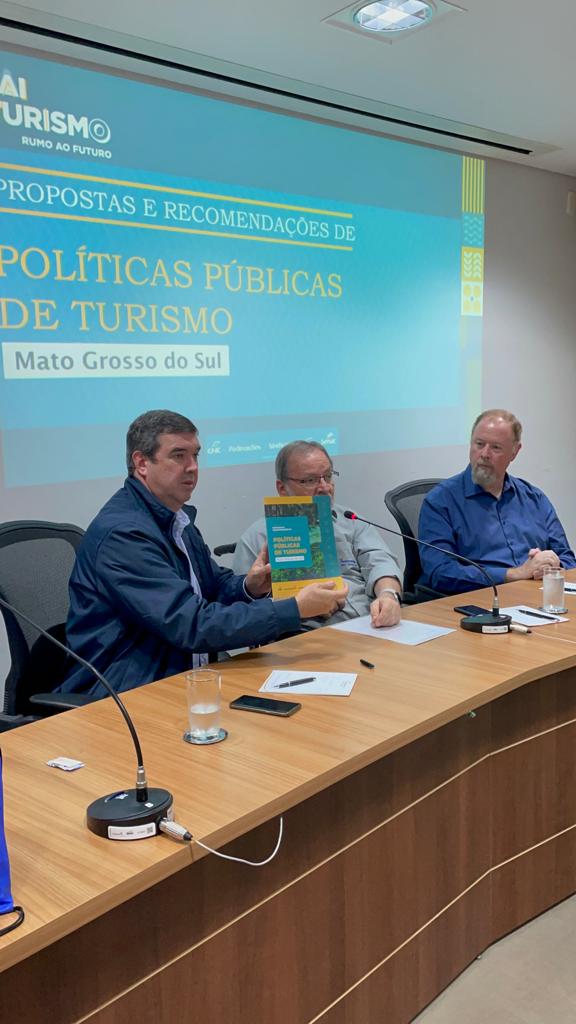 ﻿Programa Vai Turismo entrega carta de recomendações do setor para o candidato Eduardo Riedel