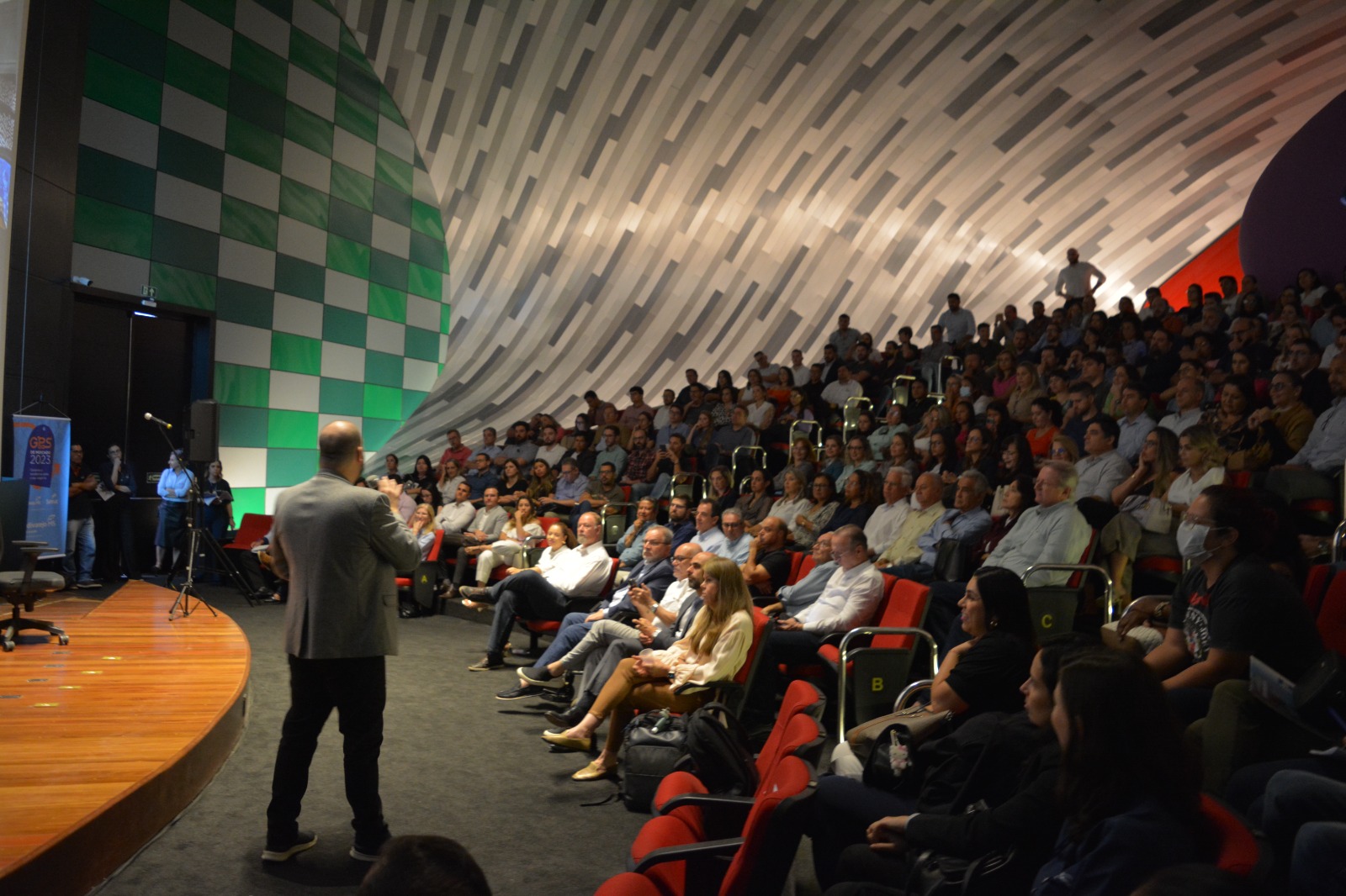 Empresários participam de workshop sobre varejo e tendências econômicas